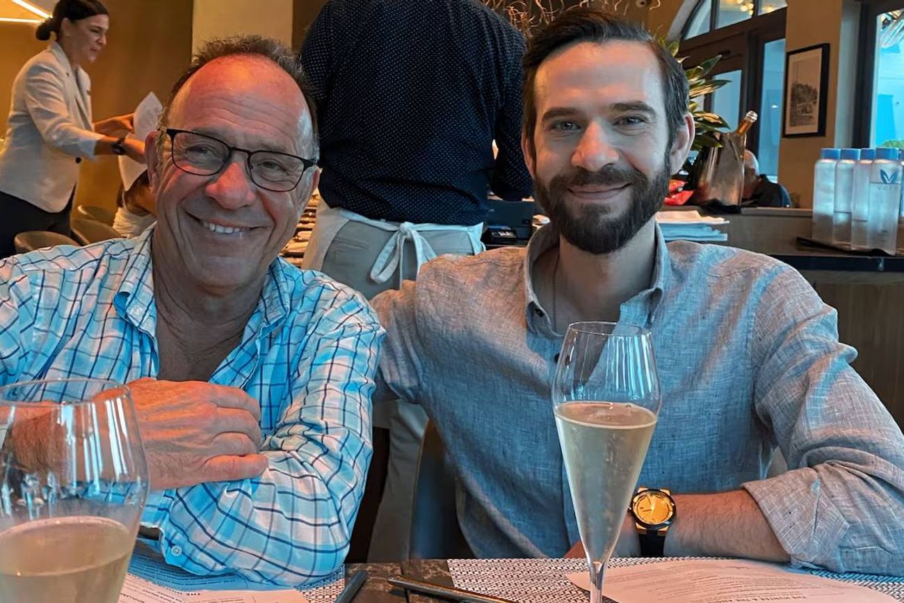 Joel Gavalas y su hijo Jonathan en una imagen difundida por el padre de la víctima a través de AP.