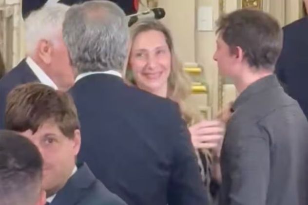 El frío saludo entre Karina Milei y Santiago Caputo en la jura del nuevo ministro de Justicia, Juan Bautista Mahiques. (Gentileza Clarín) 