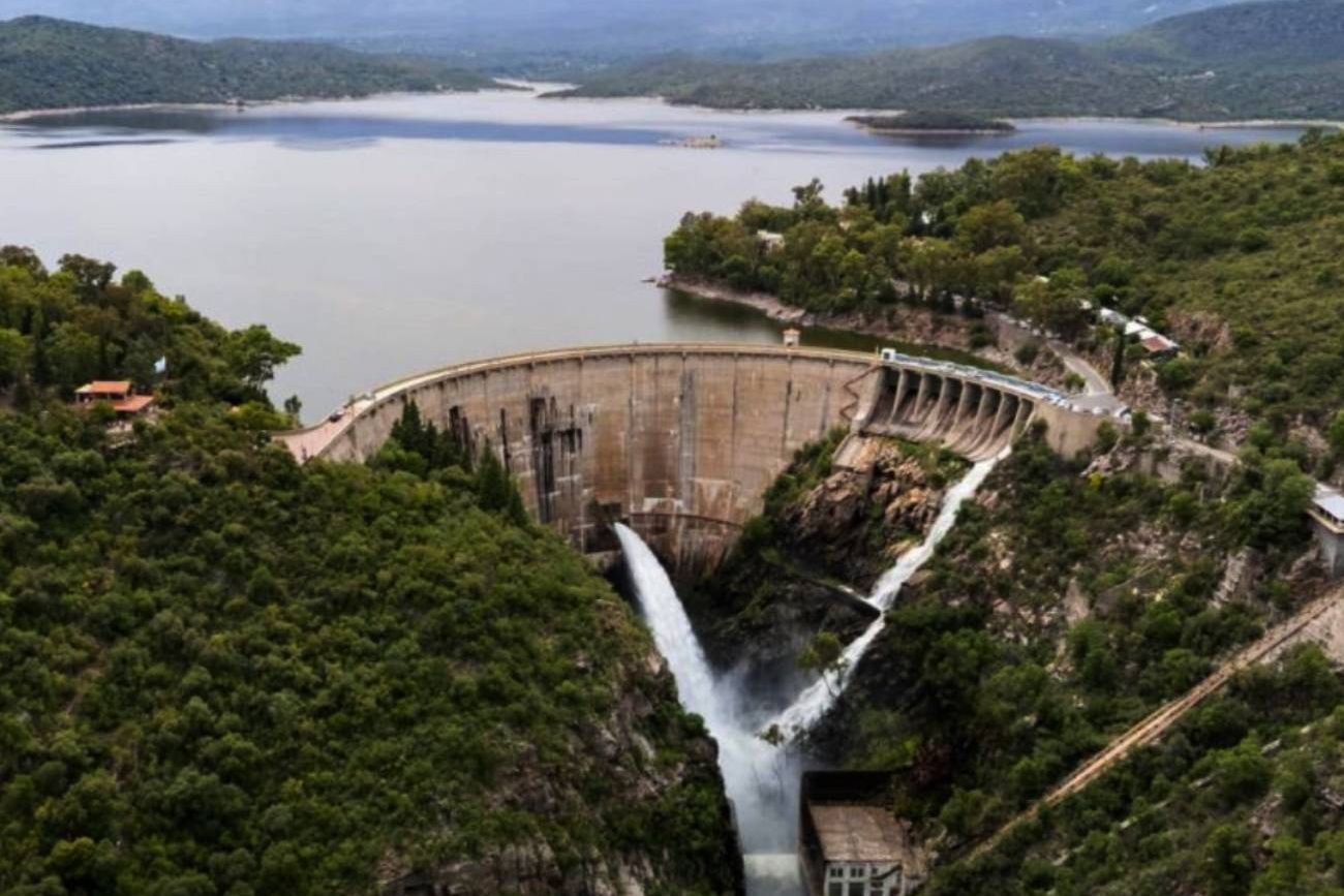 El Dique La Viña, con importante caudal. 