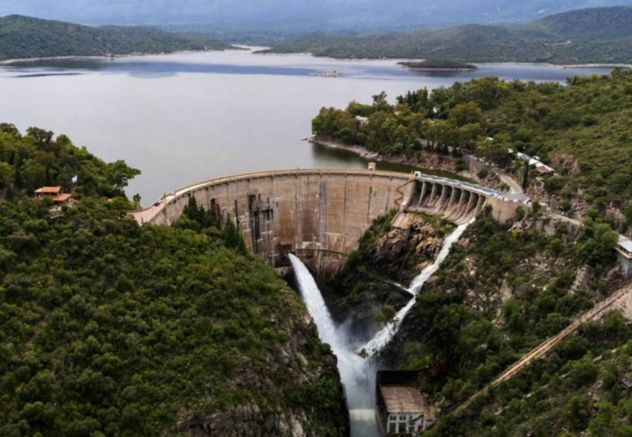 El Dique La Viña, con importante caudal. Liberan agua por válvulas para darle mayor capacidad de acumulación. 
