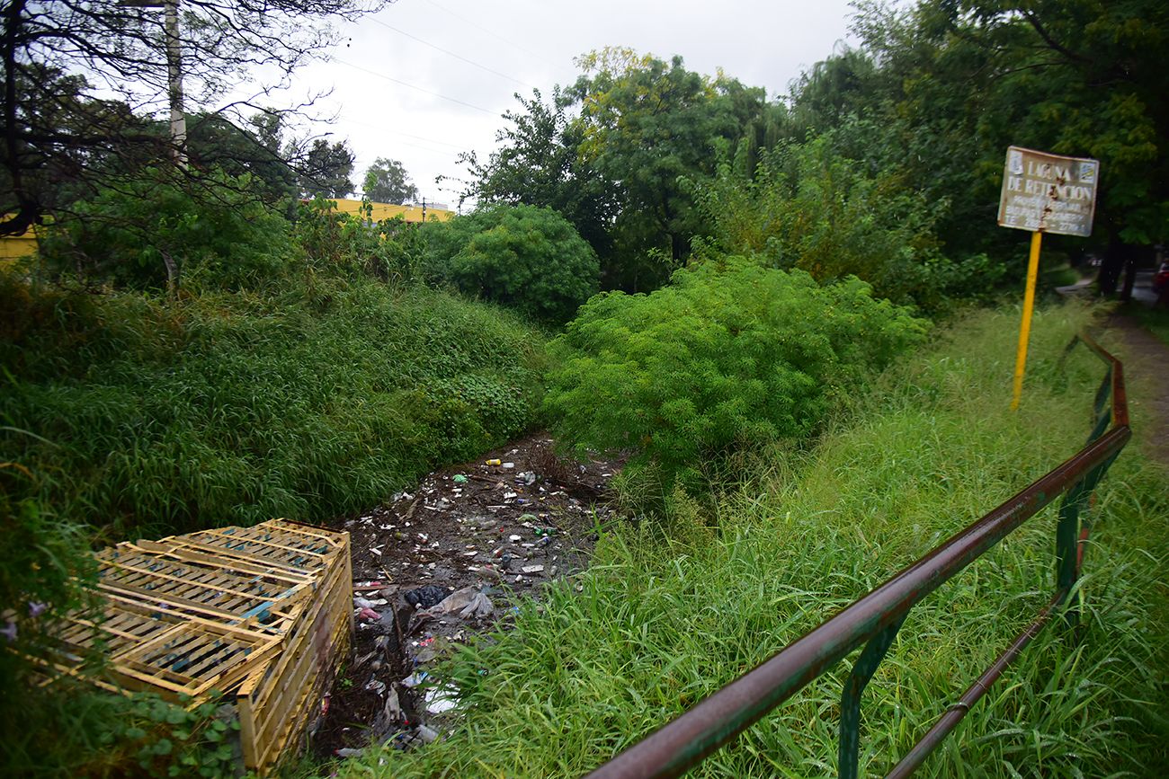 La laguna de retención del barrio Las Magnolias está colapsada de basura. (Foto: Pedro Castillo/ La Voz)