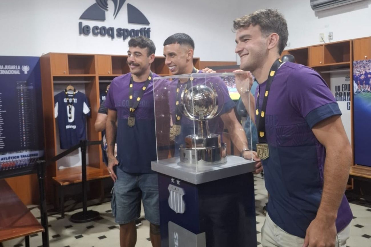 La Supercopa Internacional, en la Boutique. A un año de su obtención en Paraguay, los jugadores celebraron junto con los hinchas que fueron al estadio albiazul. (Foto: hgarcia_mundod)