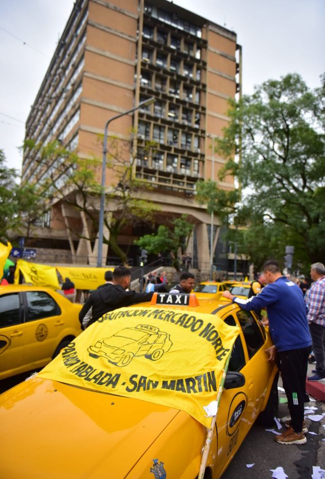 Taxis de Córdoba protestan este viernes en el Centro de la ciudad de Córdoba.