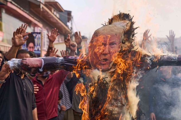 Musulmanes chiitas queman una imagen de Donald Trump, durante una protesta contra el asesinato del líder supremo de Irán, el ayatolá Ali Jamenei, en Budgam, al nordeste de Srinagar, en la Cachemira bajo administración india.