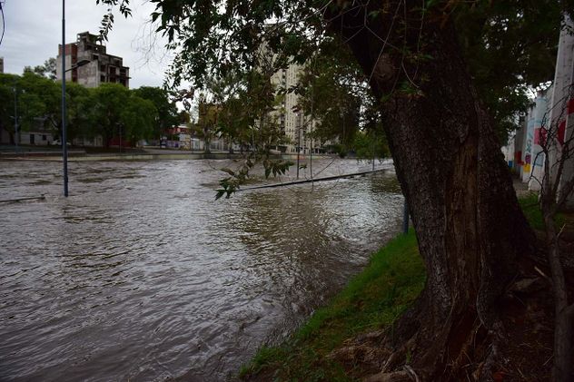 El río Suquía con desbordes. 