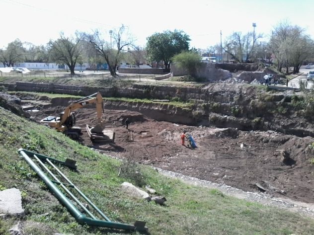 Reparación. Tras la crecida del río y el derrumbe del puente, comenzaron las tareas de construcción de un nuevo puente que hoy lleva el nombre de Arturo Maturano. (Archivo) 
