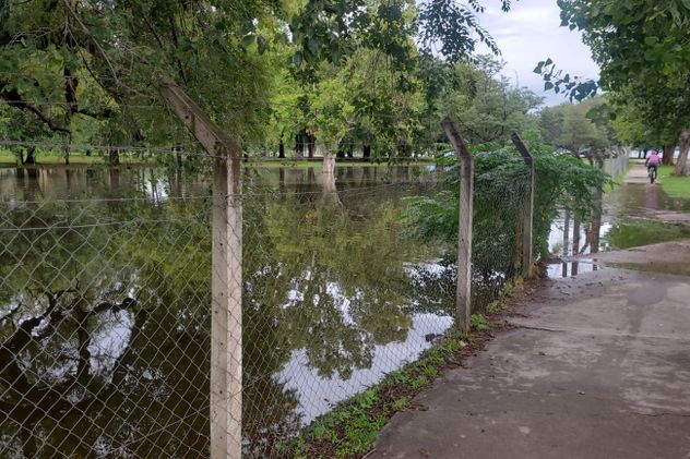 Por las intensas lluvias, desbordes en la Costanera de Villa Carlos Paz.