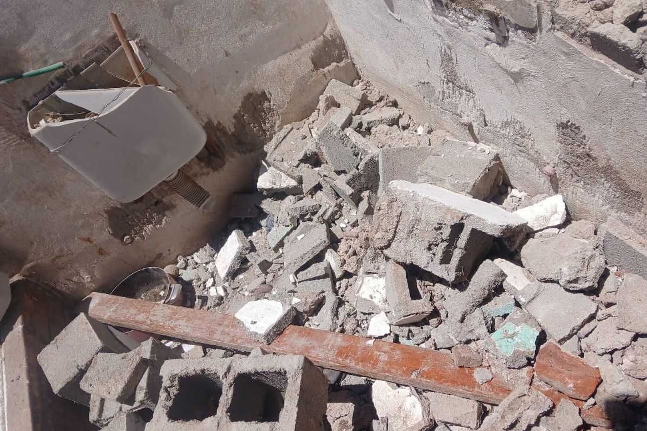 El baño destruido en una casa de La Calera.