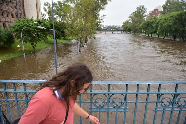 Río Suquía. Corte total en Costanera, en la ciudad de Córdoba por las intensas lluvias y el desborde del lago San Roque.  , 
