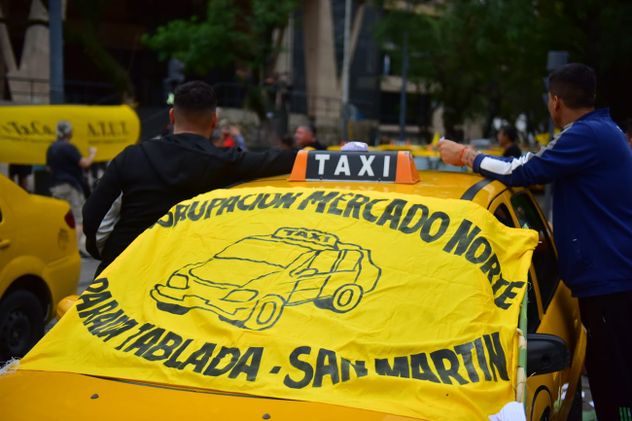 Taxis de Córdoba protestan este viernes en el Centro de la ciudad de Córdoba.