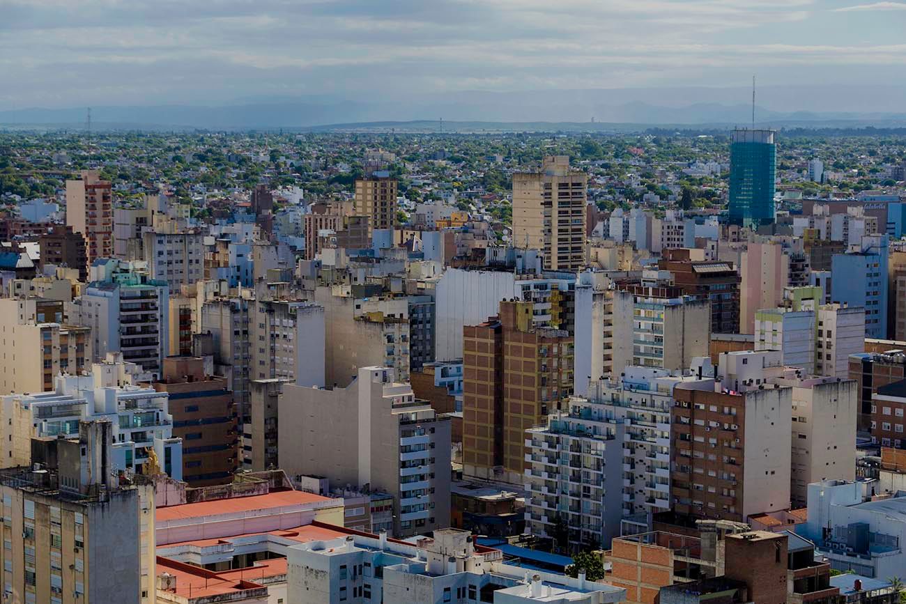 El mercado inmobiliario se frenó por la incertidumbre, la falta de crédito hipotecario y la caída del poder adquisitivo de los salarios. (La Voz / Archivo)