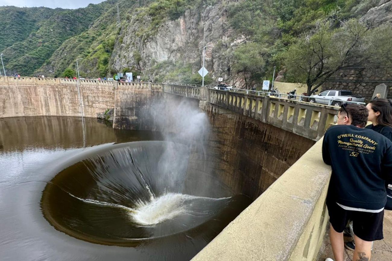 El Dique San Roque con agua sobre el nivel del vertedero y apertura total de sus válvulas.