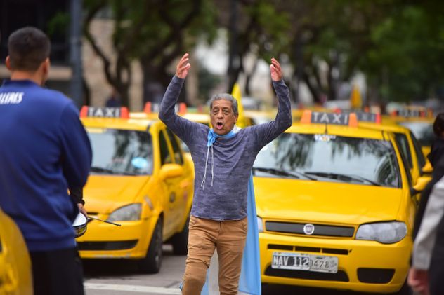 Taxis de Córdoba protestan este viernes en el Centro de la ciudad de Córdoba.