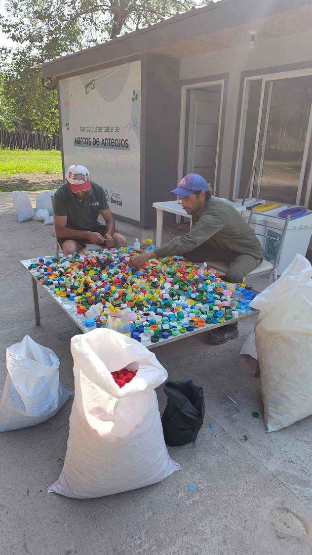 Una fundación convierte tapitas plásticas en anteojos gratuitos para quienes no pueden pagarlos.