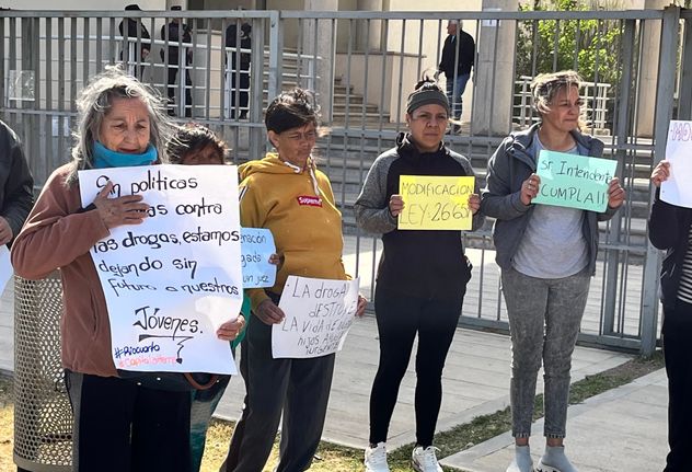 Río Cuarto. "Madres del dolor", en uno de sus reclamos. Son un grupo de mujeres que gestionan tratamientos para las adicciones de sus hijos.