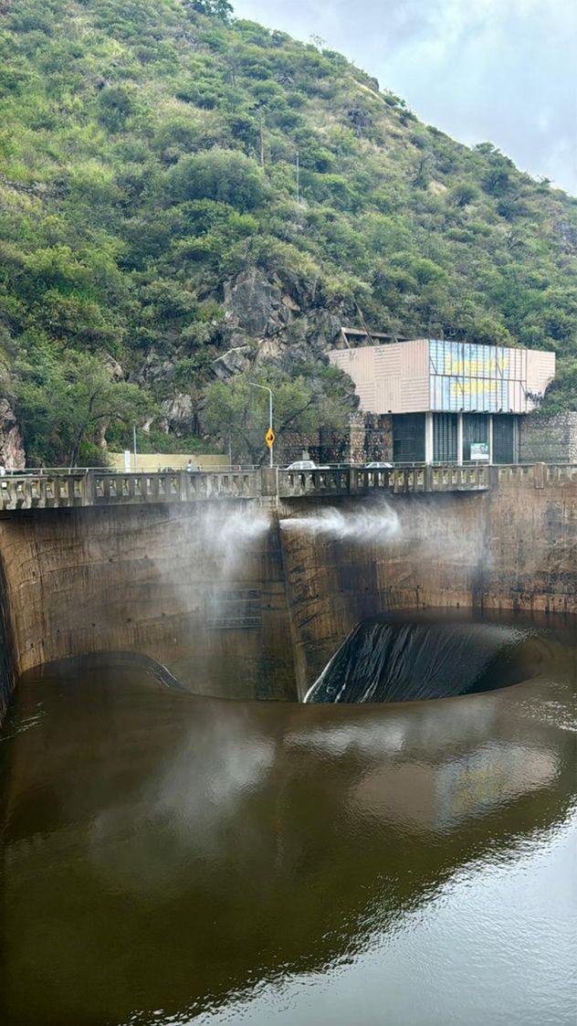 El Dique San Roque con agua sobre el nivel del vertedero y apertura total de sus válvulas.