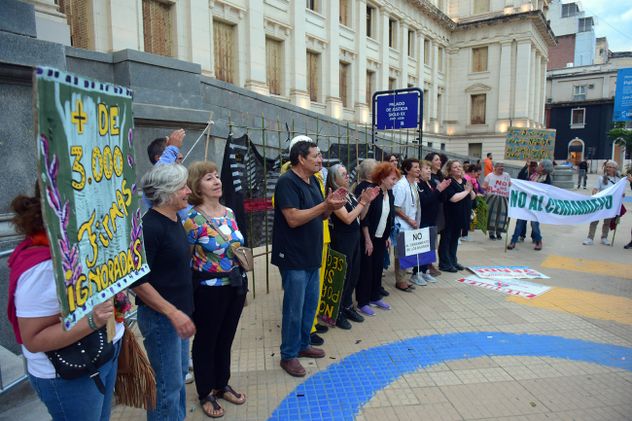 Vecinos autoconvocados de Villa Allende en una protesta frente a los Tribunales.