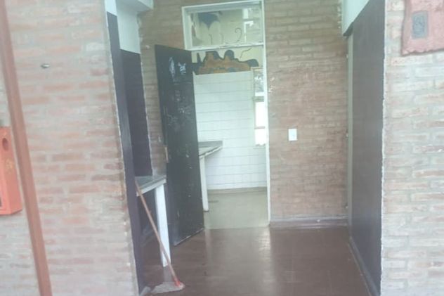 Baño del Ipem, donde explotó el petardo (Gentileza / La Voz)