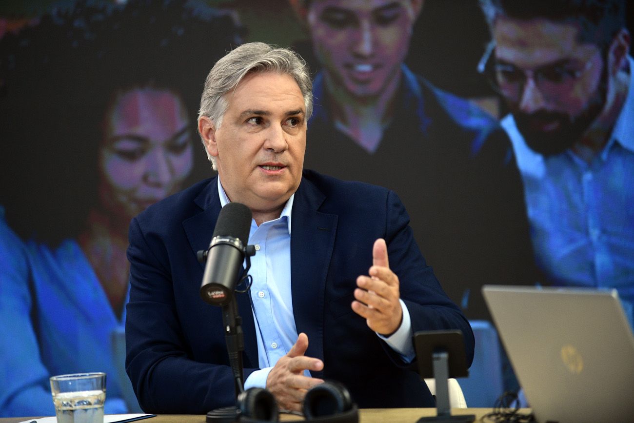 El gobernador Martín Llaryora intenta incluir a la evolución de la recaudación provincial en la discusión paritaria. El gremio docente rechaza esta posibilidad. (La Voz) 