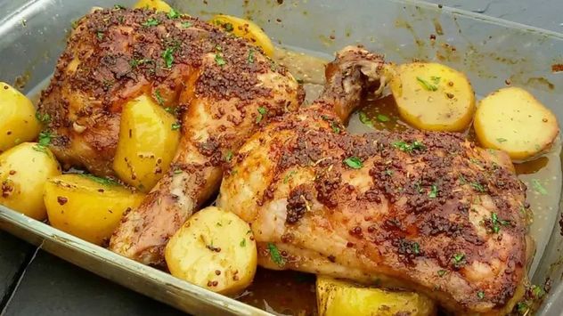 Los mejores secretos para que el pollo al horno quede jugoso y con papas bien crocantes.