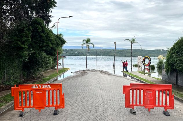 Creciente y desborde del lago en Villa Carlos Paz luego de las intensas lluvias.