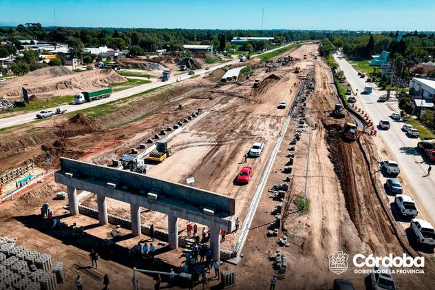 Llaryora aseguró que deberá morigerar el avance de la obra pública por la menor disponibilidad de fondos.