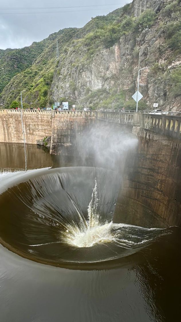 El Dique San Roque con agua sobre el nivel del vertedero y apertura total de sus válvulas.