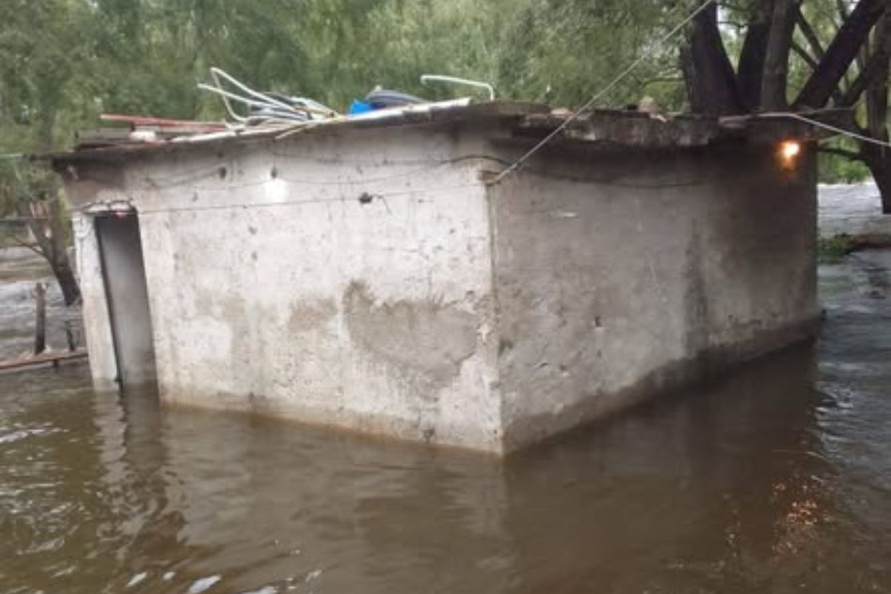 Una mujer y sus cinco hijos perdieron todo por la crecida del río Primero en La Calera.