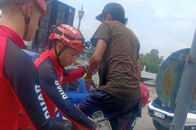 Rescataron a dos personas atrapadas por la crecida del río Suquía bajo el Puente Mestre. (Policía de Córdoba)