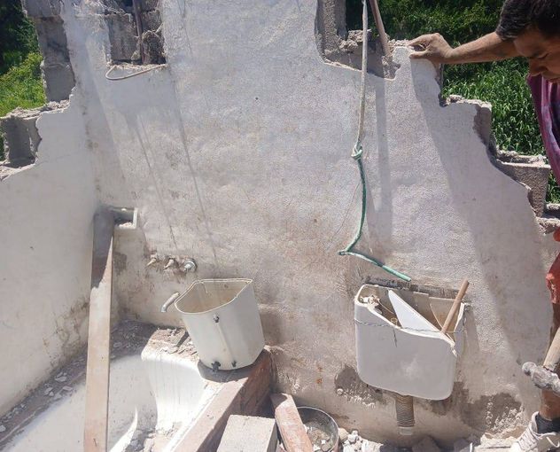 El baño destruido en una casa de La Calera.