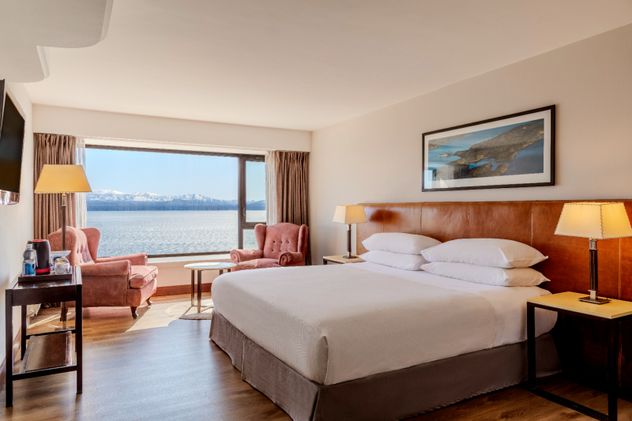 Las habitaciones , luminosas y abiertas, se mezclan con el paisaje patagónico.