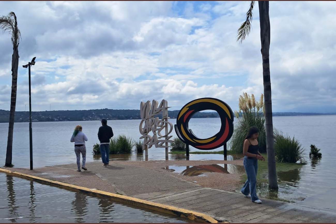 Lago San Roque. La costanera de Carlos Paz inundada por las intensas lluvias, este viernes.  