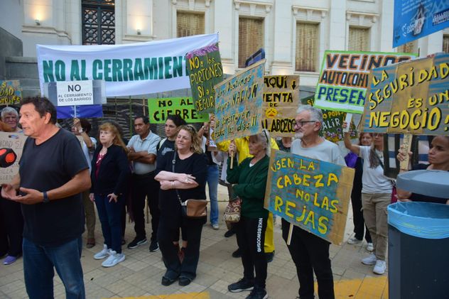 Vecinos de Villa Allende protestan en Tribunales I por el cerramiento con portones.