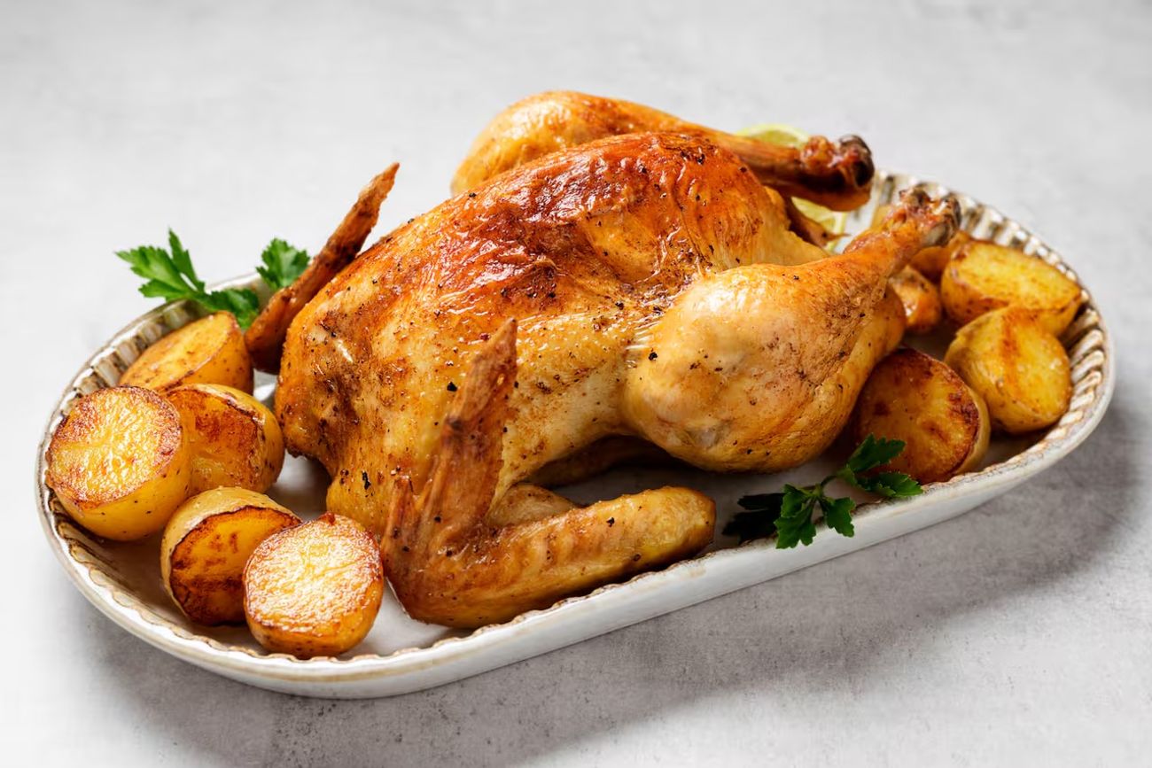 Los mejores secretos para que el pollo al horno quede jugoso y con papas bien crocantes