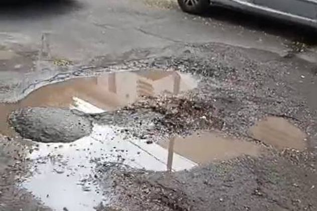 Calles rotas en varios barrios de zona norte.
