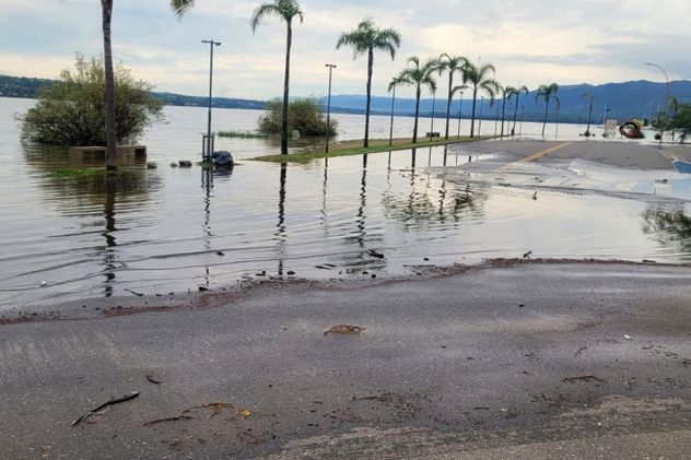 Por las intensas lluvias, desbordes en la Costanera de Villa Carlos Paz.