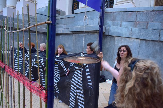 Vecinos autoconvocados de Villa Allende protestaron frente a los Tribunales en contra del cierre de calles con portones.