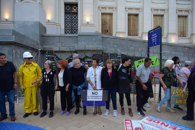 Vecinos de Villa Allende protestan en Tribunales I por el cerramiento con portones.