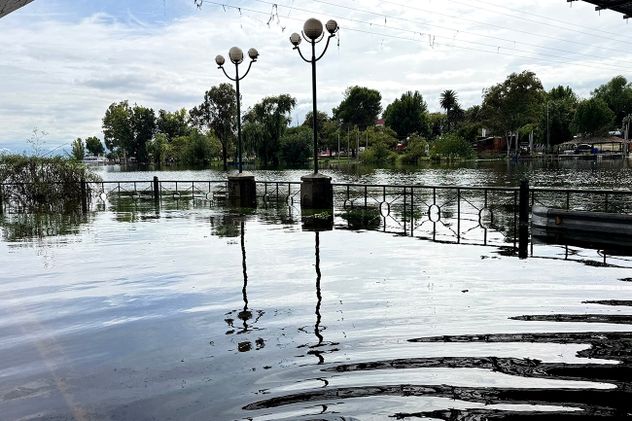 Creciente y desborde del lago en Villa Carlos Paz luego de las intensas lluvias.