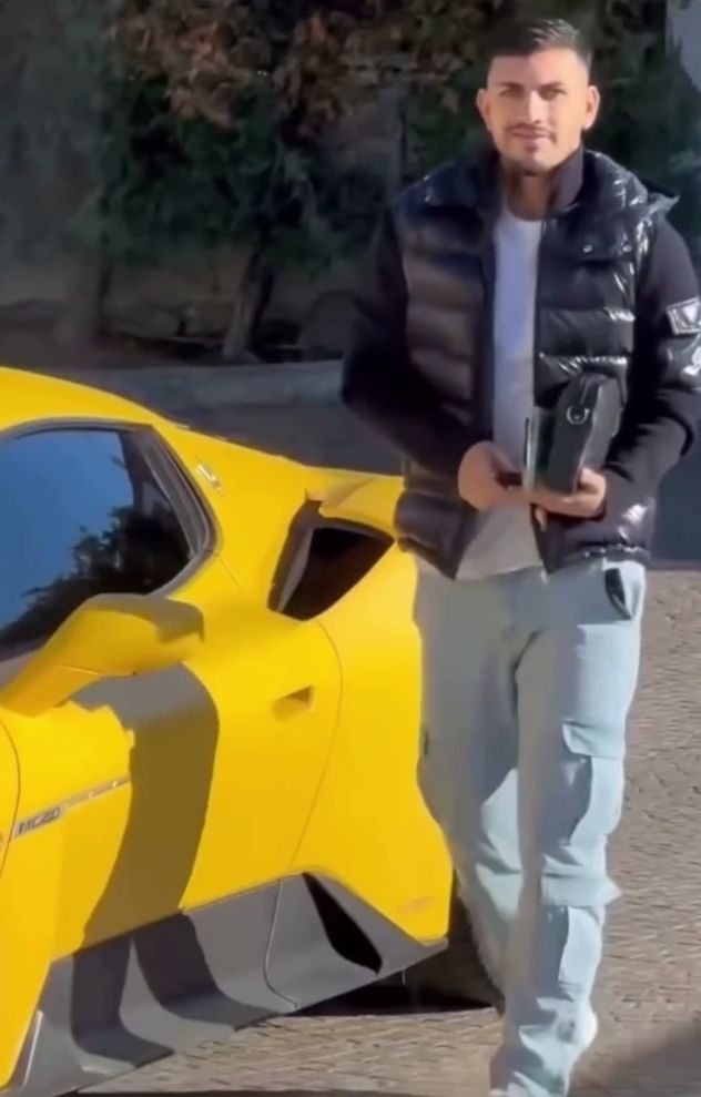 El impactante auto con el que Leandro Paredes llegó a Boca: cómo es la Maserati amarilla que maneja y cuánto cuesta.