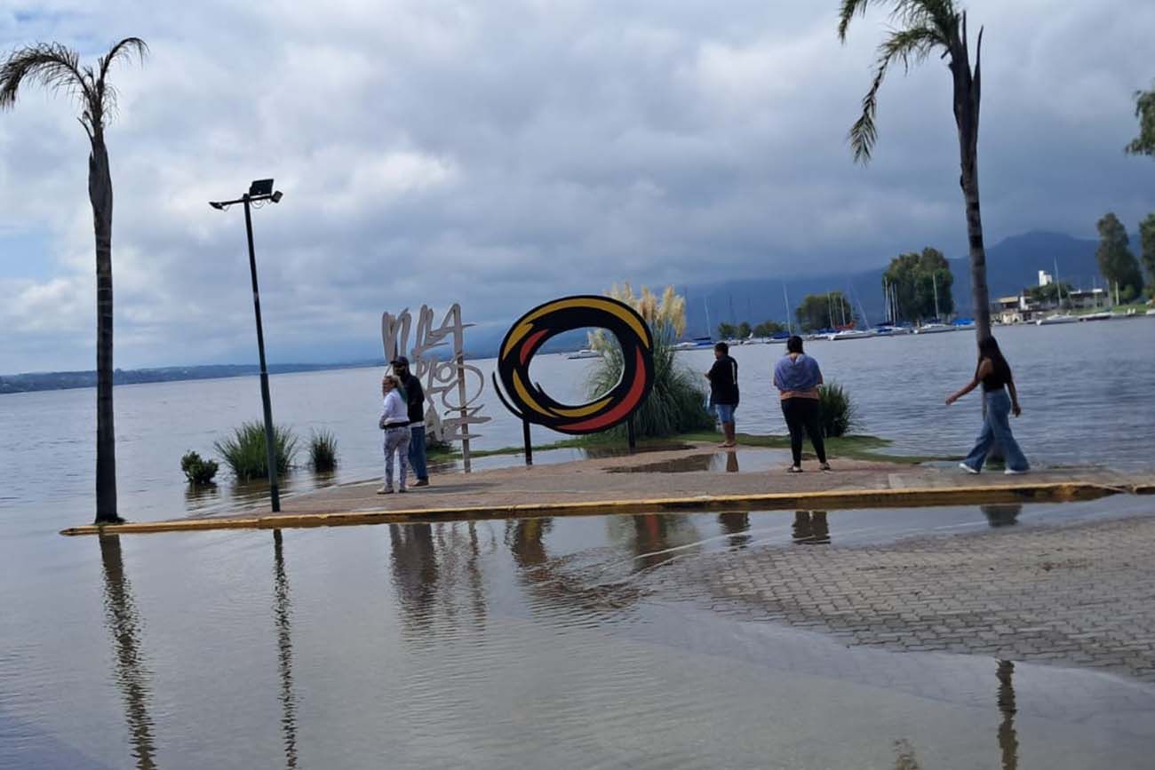Costanera de Carlos Paz inundada por las intensas lluvias.
