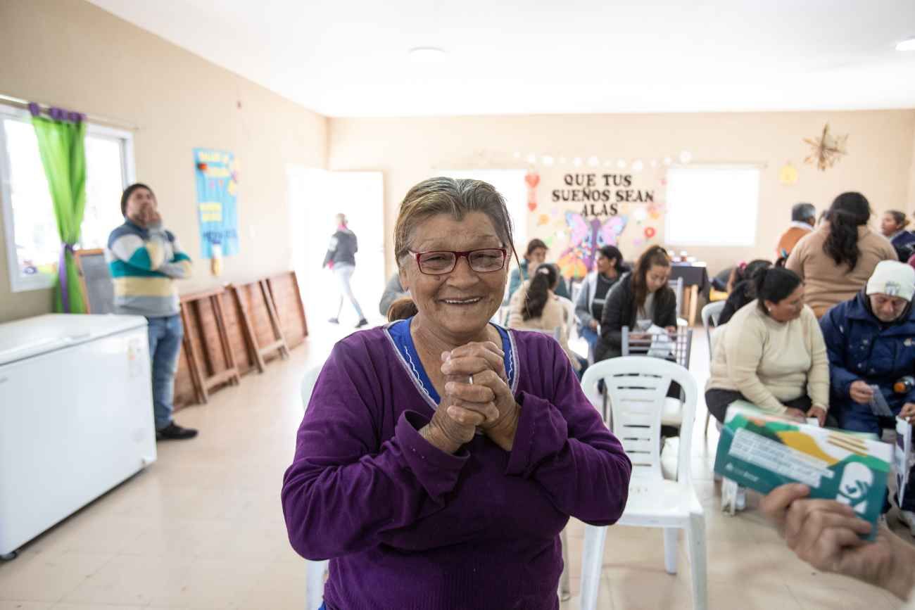 Una fundación convierte tapitas plásticas en anteojos gratuitos para quienes no pueden pagarlos. 