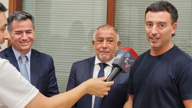 El libertario Gabriel Bornoroni, el senador Luis Juez y Rodrigo de Loredo, en uno de los pocos momento que compartieron. (La Voz / Archivo)
