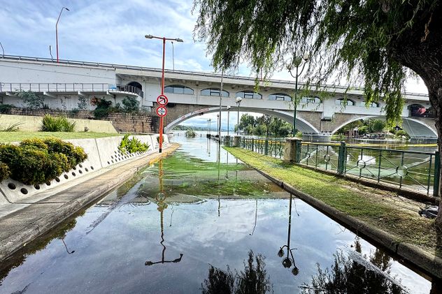 Creciente y desborde del lago en Villa Carlos Paz luego de las intensas lluvias.