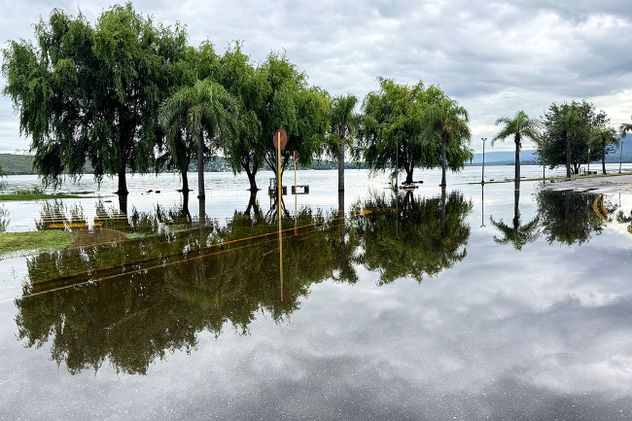 Creciente y desborde del lago en Villa Carlos Paz Luego de las intensas lluvias.