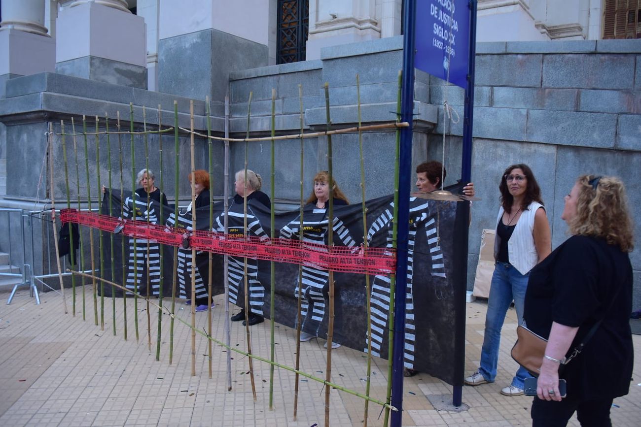 Vecinos de Villa Allende protestan en Tribunales I por el cerramiento con portones. 