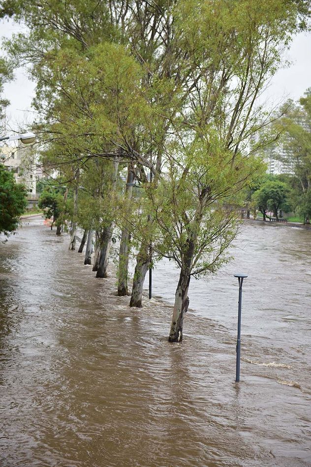 Río Suquía. Corte total en Costanera por las intensas lluvias.