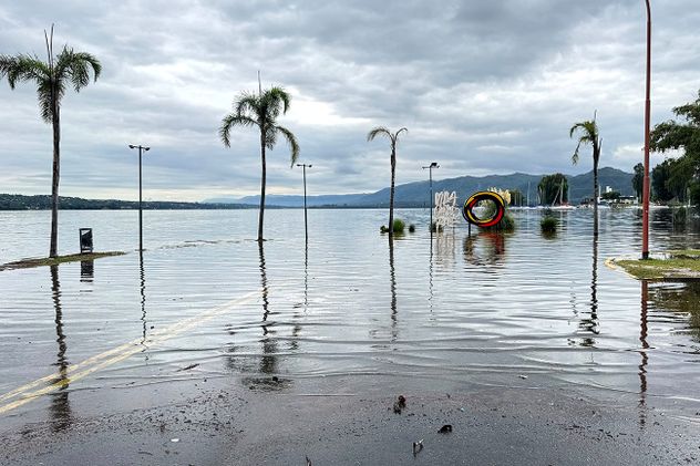 Creciente y desborde del lago en Villa Carlos Paz Luego de las intensas lluvias.