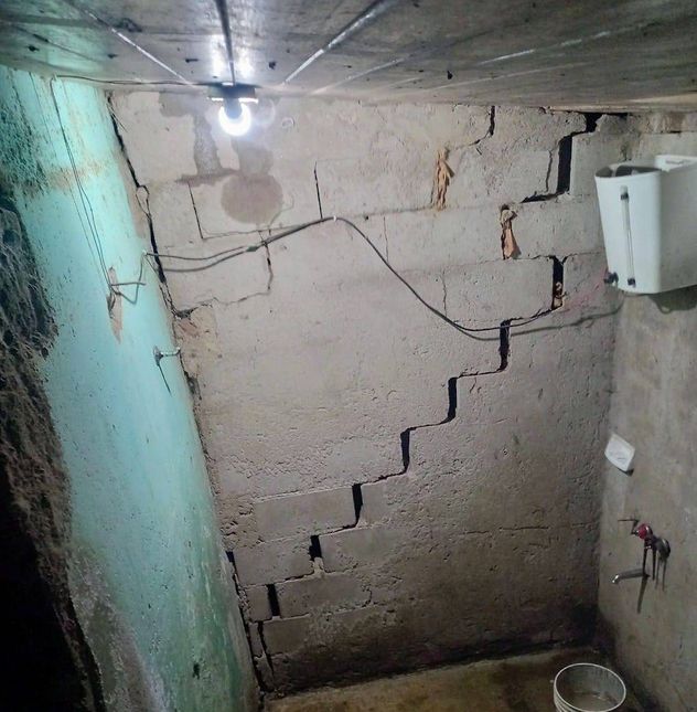 El baño destruido en una casa de La Calera.