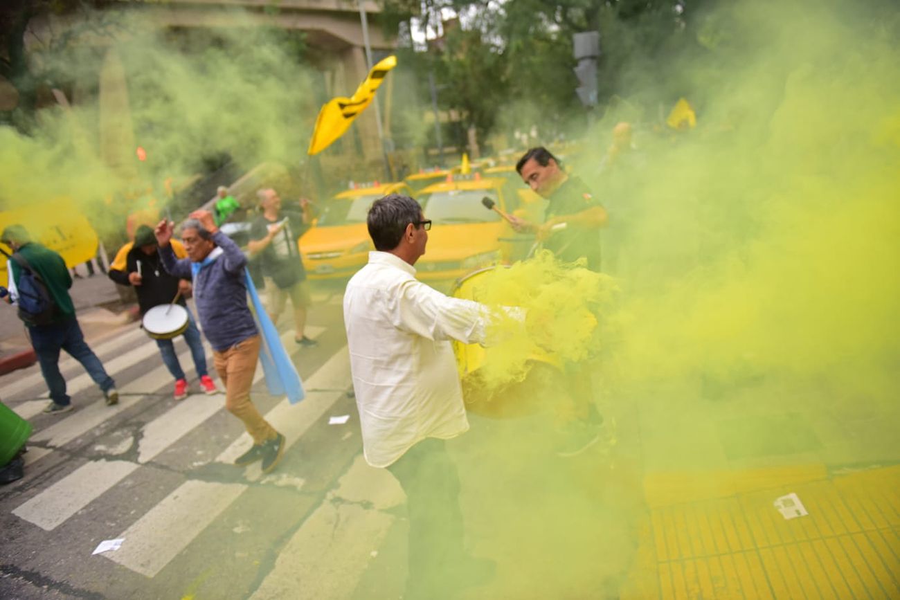 Taxis de Córdoba protestan este viernes en el Centro de la ciudad de Córdoba.